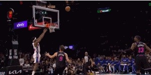 BSports-仙人指路！乔治刚过半场送抛传 埃奇库姆一飞冲天空接暴扣